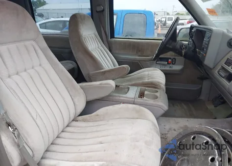 1994 GMC Suburban C2500 из США, поврежденный, VIN 1GKGC26N8RJ712014